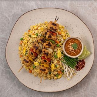 Brochetas de pollo con arroz al huevo
