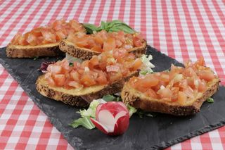 Bruscheta clásica con tomate, ajo, aceite y albahaca