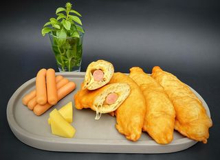 Box cu crenvurști și cașcaval (4 bucăți)