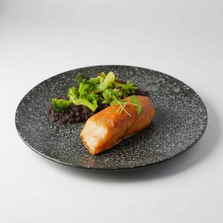 Сьомга със задушени броколи и императорски ориз