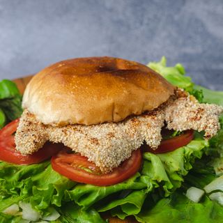 Pileći file u susamu 230 gr u lepinji