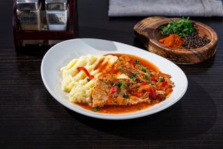 Pulpă de porc la tavă cu piure de cartofi