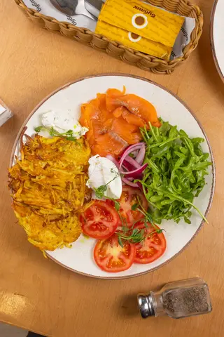 Картофельные драники с форелью и яйцом пашот