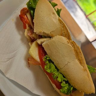 Bocadillo queso manchego y tomate