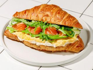 Croissant cu somon
