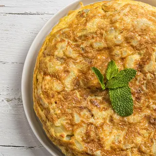 Tortilla De Patatas Con rabas y alioli para 4-5 personas