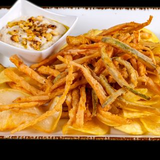 Зеленчуков чипс със сос скордаля (400гр)