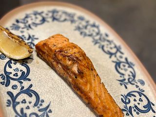 Філе лосося на вугіллі (за 100г)