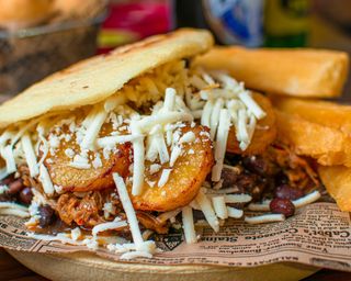 Menú arepa pabellón + acompañamiento + bebida