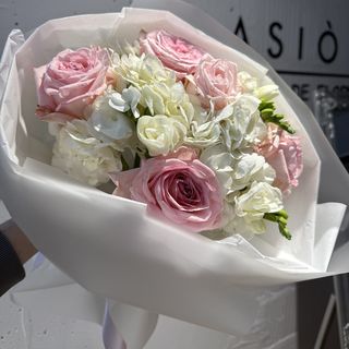 2 гортензії 5 троянд O'hara 3 фрезії