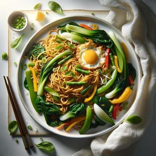 makaron ryżowy smażony z jajkiem i warzywami