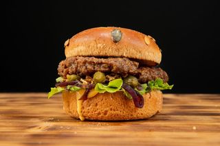 Beyond vegan burger + cartofi