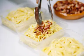 Macarrones con atún/carne (ración)