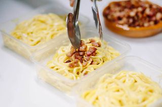 Macarrones con atún/carne (ración)