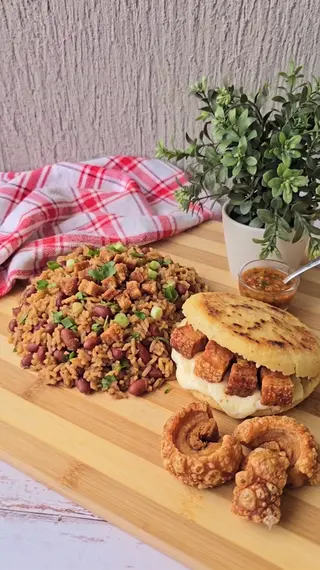 Calentado Con Chicharrón Y Arepa