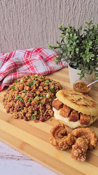 Calentado Con Chicharrón Y Arepa