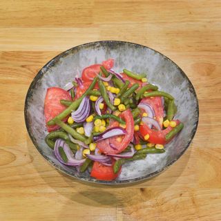 Insalata di fagiolino, mais, pomodoro e cipolla