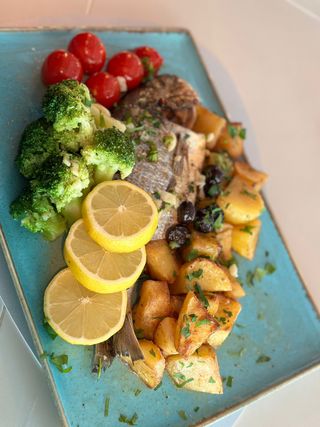 Dorada la cuptor cu cartofi si rosii cherry