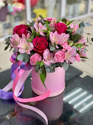 წითელი  ვარდები, ვარდისფერი ალსტრიმერია
 ვარდისფერ ყუთში