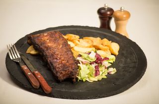 Coaste de porc caramelizate cu cartofi wedges