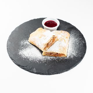 Štrudla s jabukama, orasima i šumskim voćem