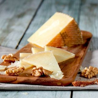 Tabla De Quesos De Oveja Y De Manchego Con Pan De Cristal