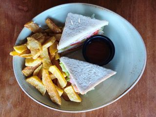 Клуб сандвич с домашни пържени картофи