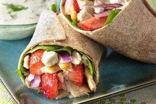 Wrap Grecesc servit cu cartofi prajiti