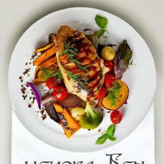 Сочни Агнешки шишчета поднесени със салата табуле  (0,350г)