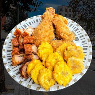 Chicken chic con tostones y patatas
