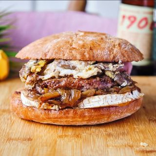 Hamburguesa Con Queso de cabra,Cebolla Pochada, Champiñones