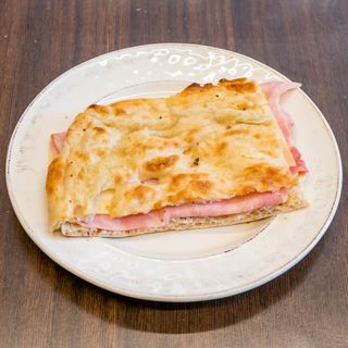 Focaccia prosciutto cotto e fontina