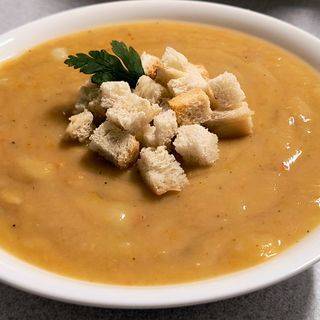 Grochówka z boczkiem i kiełbasą