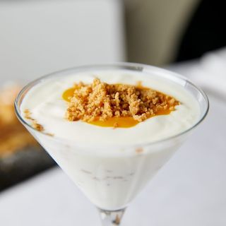 Yogur griego, chutney de mango y crumble de frutos secos