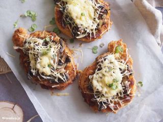 Schab z pieczarkami i serem