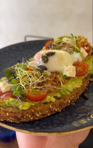 Tostada de aguacate y huevo poché