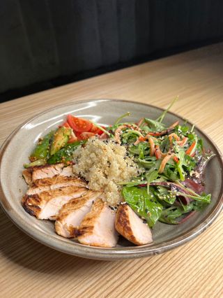 Салат з печеною індичкою та кіноа 