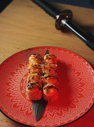 Запечений рол з вугрем