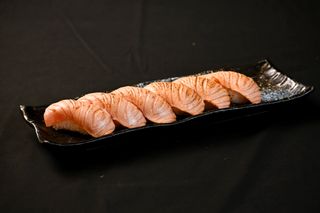 Nigiri de salmón flameado 
