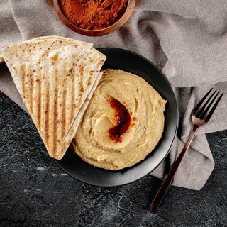 Gustare de hummus, ulei de masline si boia dulce