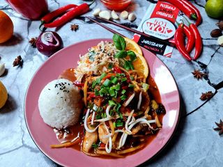 Kurczak po Seczuańsku lekko pikantne cała porcja