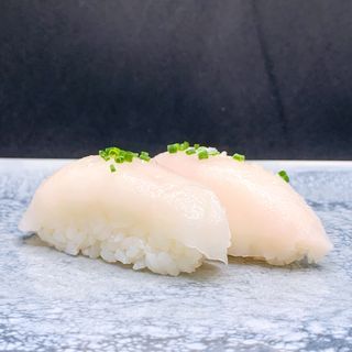 Nigiri de pez mantequilla con cebollino