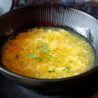 Sopa de pollo y maíz dulce