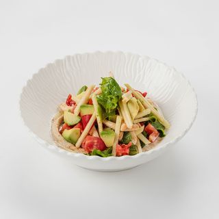 Салат с курицей и авокадо