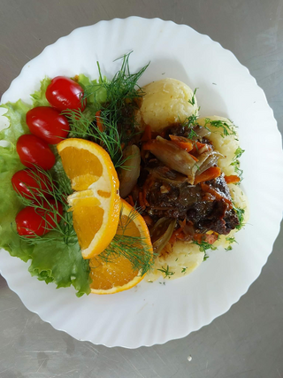 Policzki wołowe z warzywami w czerwonym winie , ziemniaki , surówka z czerwonej kapusty