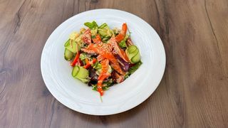 Зелений салат з руколою, слабосоленою фореллю під горіховим соусом 300г