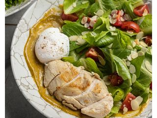 Салат з курячою грудкою та яйцем пашот (300g)