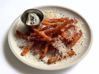 Батат - фрі з пармезаном та соусом дор блю