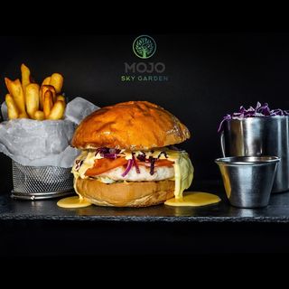 Бургер CHICKEN: дост. на доставку та у ресторані SKY GARDEN з 15:00 (640 г)