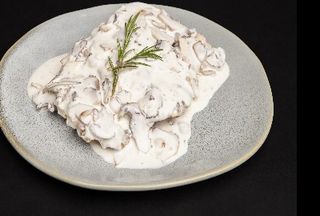 Snitel de pui cu sos alb 